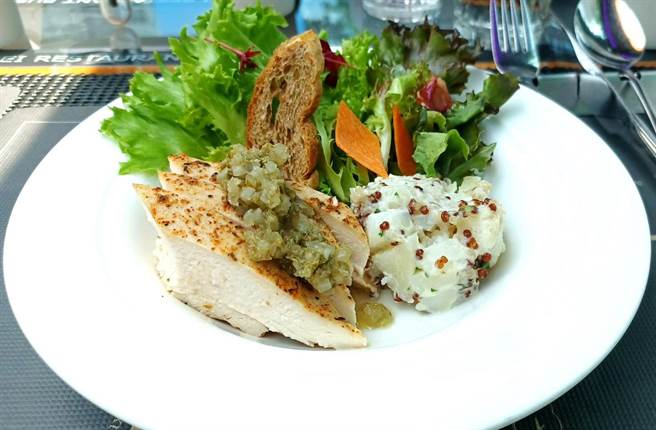 本季台北双层餐车可品嚐台北远东香格4道式的「香格里拉星光晚宴」，图为前菜「炉烤鸡肉洋芋红藜麦生菜沙拉」。（陈韵萍摄）