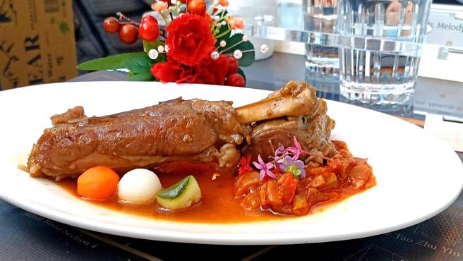 主菜之一的「义式猪腱骨配猪颊番茄炖蔬菜佐红酒肉汁酱」，肉质软嫩丰腴且香气十足。（陈韵萍摄）