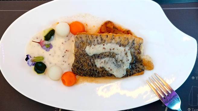 「义式香煎海鲈配番茄炖蔬菜佐奶油芥末籽」选用台湾近海的海鲈鱼，搭配法式炖蔬菜，滋味丰美。（陈韵萍摄）