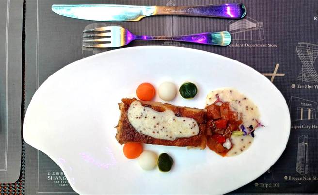 「香格里拉素食星光晚宴」主菜则是工序繁复的「千层洋芋香菇配番茄炖蔬菜佐奶油芥末籽酱」。（陈韵萍摄）
