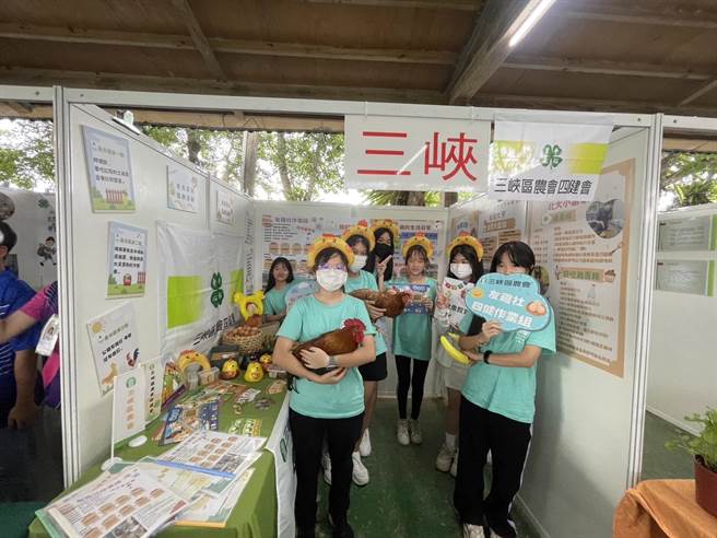 新北三峡区农会与北大高中友鸡社携手合作，以「作伙养好鸡」为理念，进行食农教育推广，团队近期也获得新北市四健会竞赛的亚军。（三峡区农会提供）