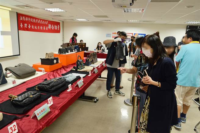 im.B 吸金犯名牌包大拍卖 今卖出14件 得款175万6000元（台北分署提供）