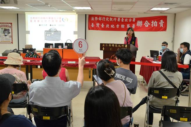 im.B 吸金犯名牌包大拍卖 今卖出14件 得款175万6000元（台北分署提供）