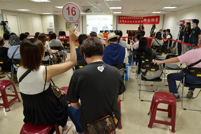 im.B 吸金犯名牌包大拍卖 今卖出14件 得款175万6000元（台北分署提供）