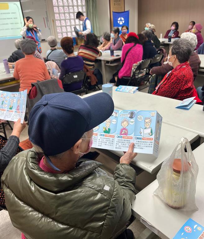 （元大人寿关怀高龄长者，藉由「乐龄守护列车」活动，同仁足迹遍及全台，不但用爱心陪伴长辈们，更提供防诈骗课程以守护长者经济安全。图／元大人寿提供）