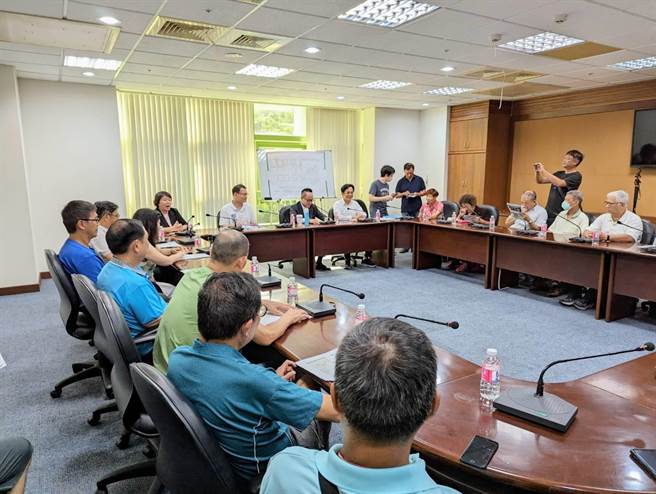基隆市议会议长童子玮举办里长座谈会，让仁爱区的里长与市府就骑楼停机车政策进行沟通。（张志康摄）