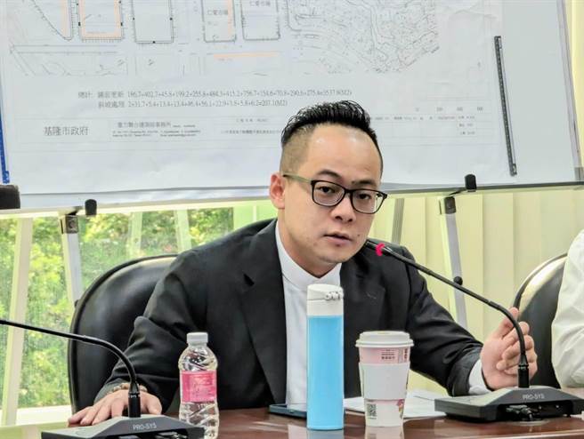 童子玮表示，他以议员身分，是反对骑楼停放机车的，且认为这与市府正在推动的友善行人政策相抵触。（张志康摄）