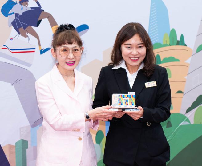 远百总经理徐雪芳（左）赠予在职员工宝庆纪念礼。（吴松翰摄）