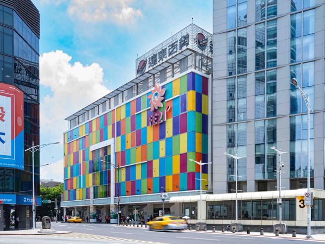 远百宝庆店开幕超过51年，是台湾现存的最老百货，下周一（24日）将正式熄灯、原地重建。（吴松翰摄）