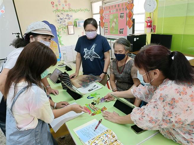 盐水数位机会中心也不落人后，近日开办「逐格动画班」，期望透过逐格动画影片的宣传，推广盐水知名的蜂炮民俗文化。（月津国小提供／张毓翎台南传真）