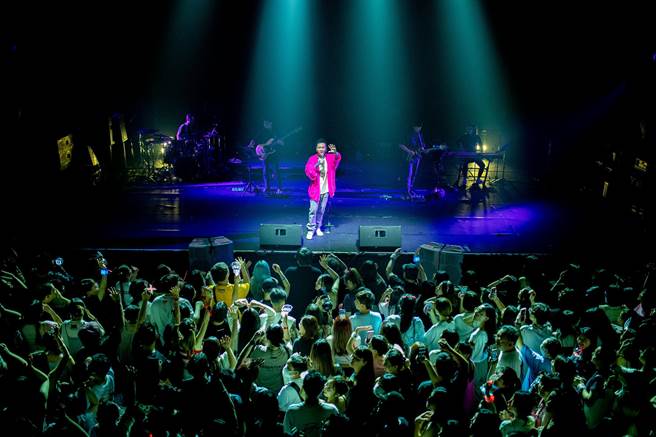 萧秉治日前在上海、广州举办演唱会，吸引大批粉丝到场。（相信音乐提供）