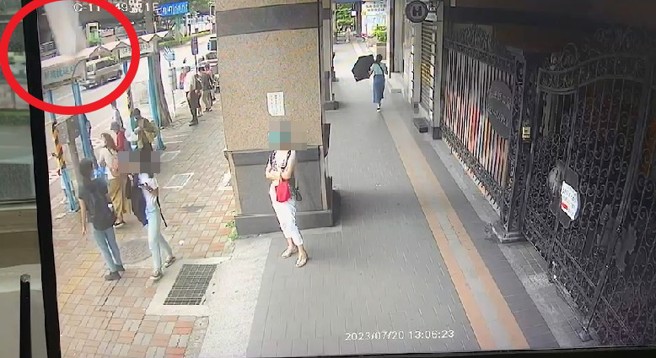 冷氣砸死政大生案，住戶爆料房東違規安裝冷氣，警衛更指出工人並未遵守施工時間，房東工人雙重違規。(圖／影片截圖)