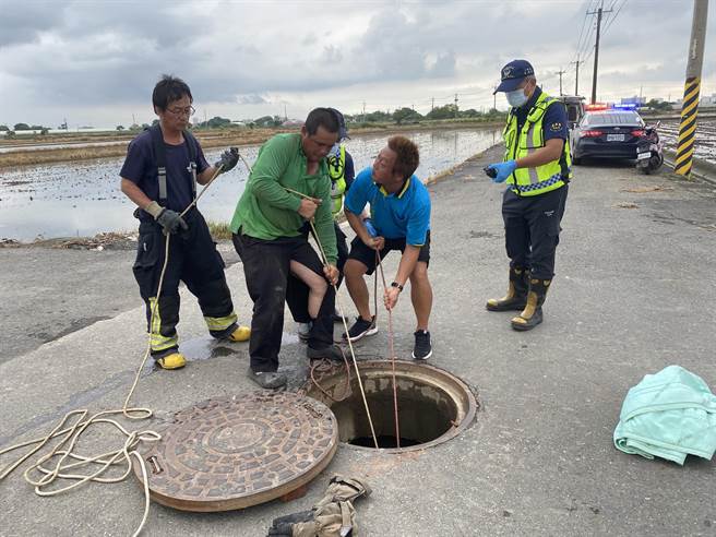 老翁倒在底下的集水池，经眾人合力把人拉上来，老翁已明显死亡。（读者提供／吕妍庭嘉义传真）