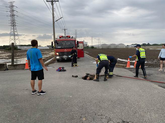 老翁倒在底下的集水池，经眾人合力把人拉上来，老翁已明显死亡。（读者提供／吕妍庭嘉义传真）