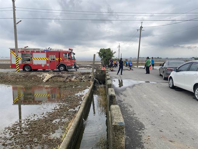 老翁溺毙在民雄乡平和村嘉76-1乡道0.5公里一处田边的人孔盖下方水渠。（读者提供／吕妍庭嘉义传真）