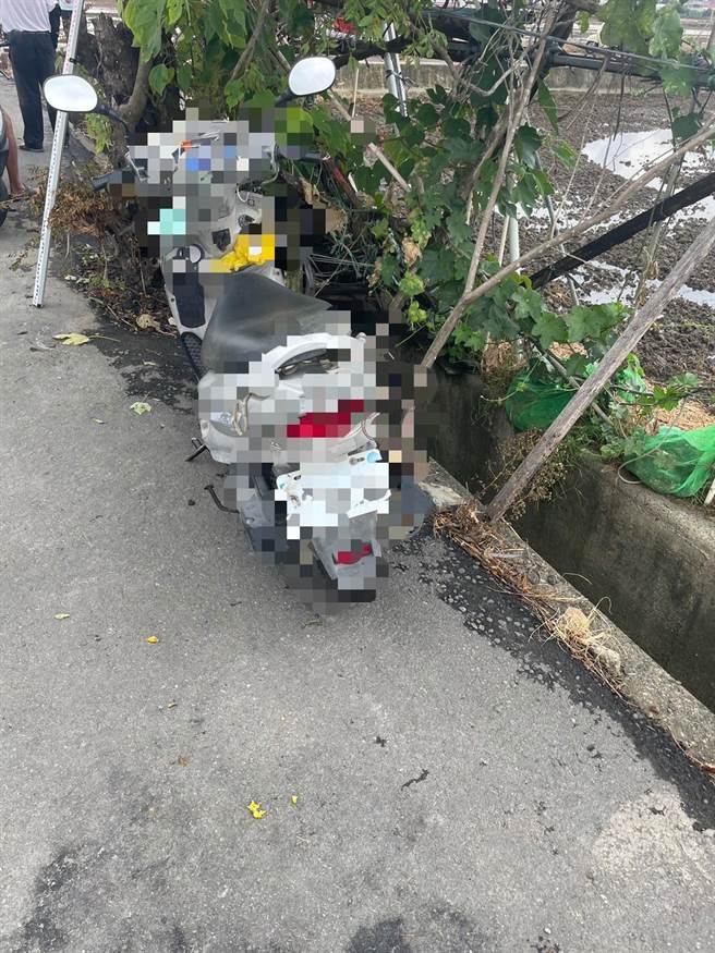 老翁机车遗留现场，才被邻居发现死在人孔盖下方水渠。（读者提供／吕妍庭嘉义传真）