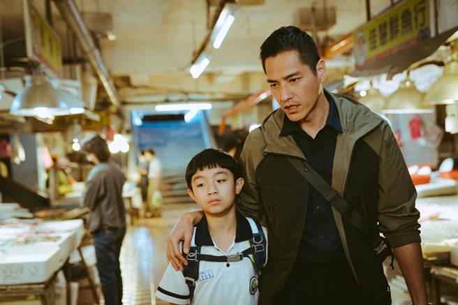蓝正龙（右）饰演阮柏皓的爸爸，因工作关係与儿子关係疏离，在父亲夏靖庭离世后，开始学习跟孩子相处。（红衣小女孩股份有限公司提供）