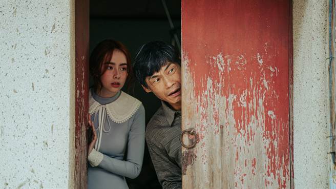林奕岚（左）在剧中饰演荷兰女鬼，与夏靖庭饰演的孤龙师有许多搞笑互动。（红衣小女孩股份有限公司提供）