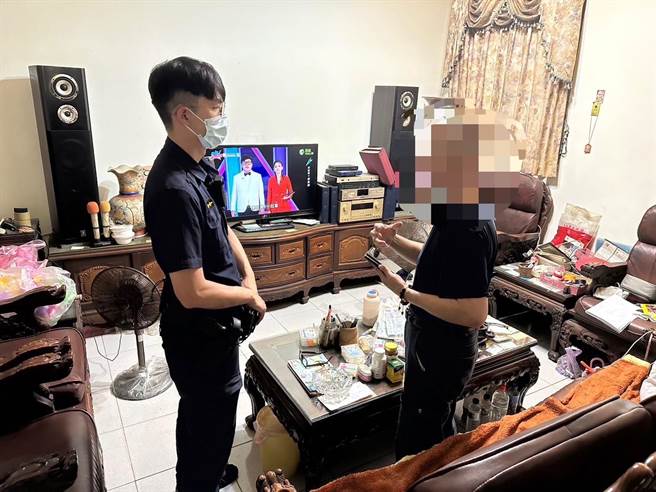 基隆市南榮路轄區有一老翁報案，懷疑其被假警察詐騙，員警立刻至現場了解。（基隆市警局提供／徐佑昇基隆傳真）