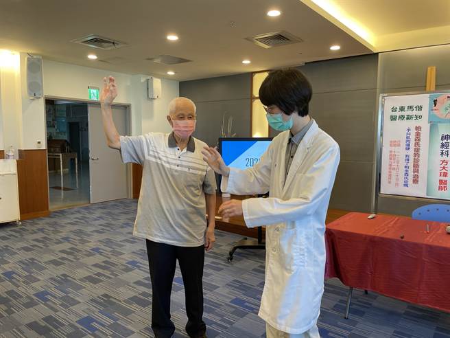 帕金森氏症典型运动症状之一为「静止性震颤」，特色是静止时手会不自觉搓药丸或数钞票般的动作，也有可能下巴颤抖。（萧嘉蕙摄）