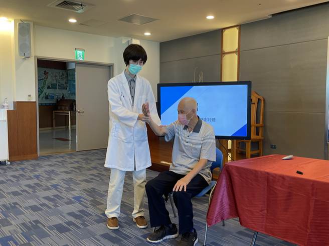 帕金森氏症以动作迟缓为核心症状，可测试双手拇指与食指重復开合的速度是否一致来判断。（萧嘉蕙摄）