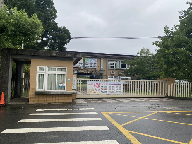 高雄市美浓区某国中林姓教师于端午连假期间遭警方在其车上查获大量安非他命毒品及注射针头，校方获悉后已暂时停聘林师3个月。（林雅惠摄）