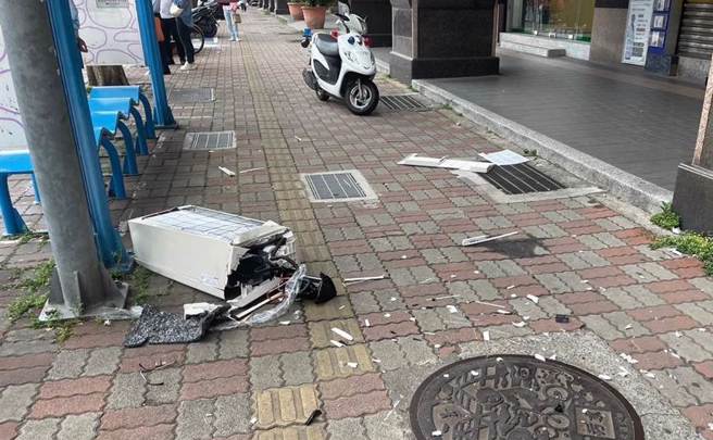 新北市板桥发生冷气机高楼坠落砸死人事件，清大教授估算，瞬间衝力高达上千公斤重。（警方提供）
