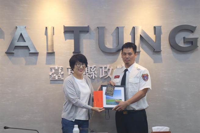 台东县消防局张智钧（右）获AI图像生成创作比赛首奖，作品主题为「稻浪X热气球X台东蓝」。（台东县政府提供／萧嘉蕙台东传真）