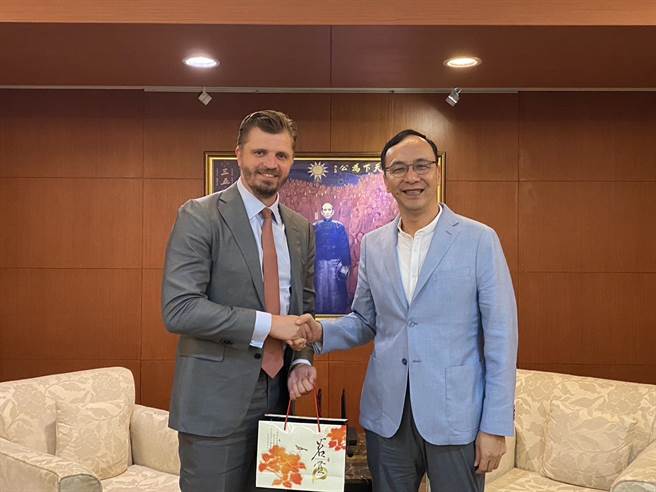 國民黨主席朱立倫今下午在國民黨中央黨部會見前北約助理秘書長Giedrimas Jeglinskas。（文傳會提供）