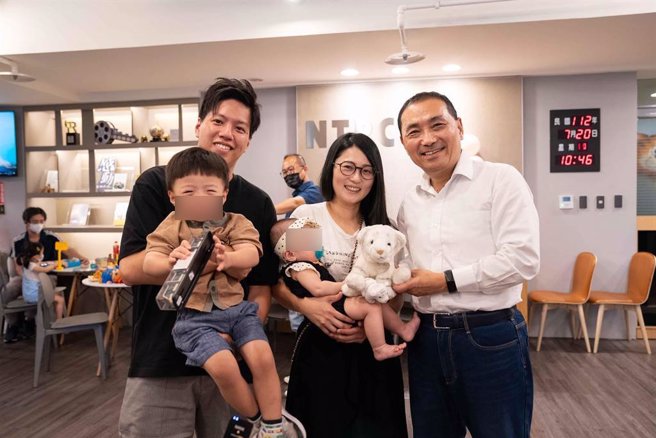 新北市新聞局今舉行Family同樂日，邀請公務同仁的眷屬和孩子一起了解職場環境，新北市長侯友宜驚喜現身，特別帶來陪伴3個女兒長大的玩偶，分送給到場的小朋友，而玩偶背後也暗藏洋蔥，展現他慈祥人父的一面。（新北市新聞局提供）