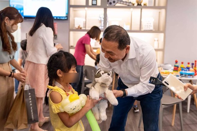 新北市新聞局今舉行Family同樂日，邀請公務同仁的眷屬和孩子一起了解職場環境，新北市長侯友宜驚喜現身，特別帶來陪伴3個女兒長大的玩偶，分送給到場的小朋友，而玩偶背後也暗藏洋蔥，展現他慈祥人父的一面。（新北市新聞局提供）