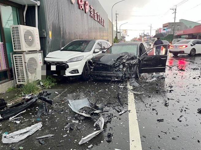 阿里山公路台18线今下午传3车撞击车祸，白色自小客车头撞烂，安全气囊都爆开；黑车色自小客被撞后又失控撞击停在路边1辆白色自小客车。（中埔分局提供／吕妍庭嘉义传真）