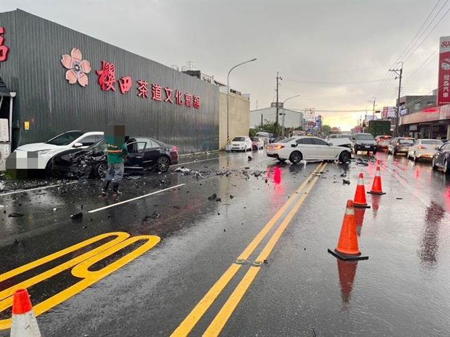 阿里山公路台18线今下午传3车撞击车祸，现场有不少车体碎片。（中埔分局提供／吕妍庭嘉义传真）