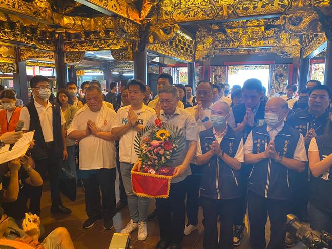 柯文哲20日上午帶著黃珊珊及民眾黨徵召參選新北市第8選區立委的邱臣遠，一同前來烘爐地南山福德宮參拜。（高鈞麟攝）