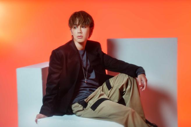 鼓鼓（呂思緯）今年推出第三張創作專輯《跳舞在米蘭》，並將於台北、高雄舉辦巡迴演唱會；dunhill功能性皮革外套15萬5000元、彈性羊毛長褲2萬4500元。（石智中攝）