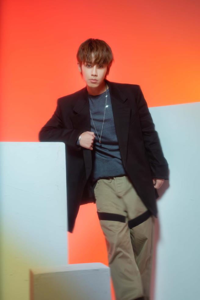 鼓鼓（呂思緯）今年推出第三張創作專輯《跳舞在米蘭》，並將於台北、高雄舉辦巡迴演唱會；dunhill功能性皮革外套15萬5000元、彈性羊毛長褲2萬4500元。（石智中攝）