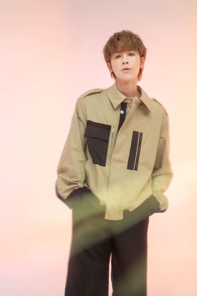 鼓鼓（呂思緯）此次新專曲風多變，每首歌也分別講述不同主題，其中〈當我變成我們〉是寫給粉絲的情歌；dunhill工裝拼接外套 7萬3500元、棉質斜紋口袋長褲1萬2500元。（石智中攝）