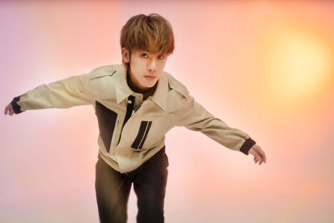 鼓鼓（呂思緯）此次新專曲風多變，每首歌也分別講述不同主題，其中〈當我變成我們〉是寫給粉絲的情歌；dunhill工裝拼接外套 7萬3500元、棉質斜紋口袋長褲1萬2500元。（石智中攝）