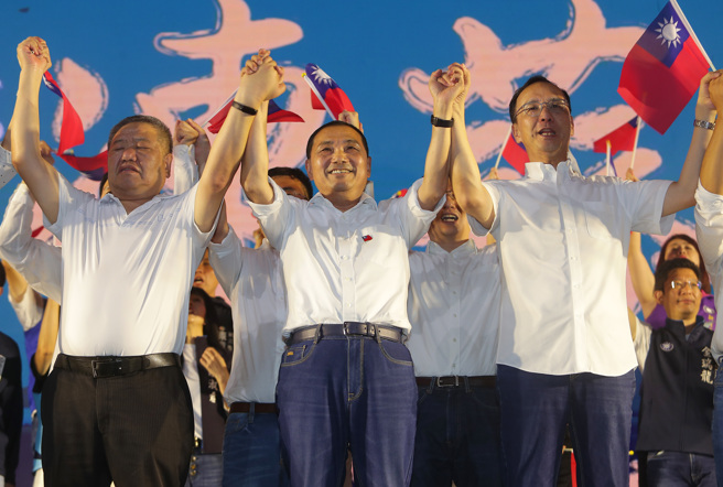 國民黨總統參選人侯友宜（中）20日參加台灣要侯，台灣要好造勢晚會，並且與國民黨主席朱立倫（右）、新北市議長蔣根煌（左）一起高呼當選口號。（季志翔攝）