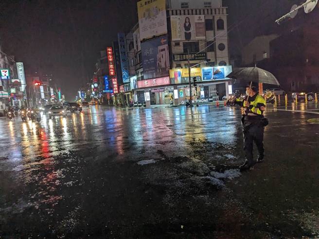 台南晚間一陣滂沱大雨，台南市警一分局協助維持交通。（讀者提供／曹婷婷台南傳真）