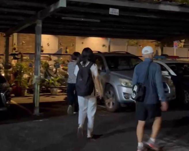 黄姓女大生家属悲伤步出派出所。（王扬杰摄）