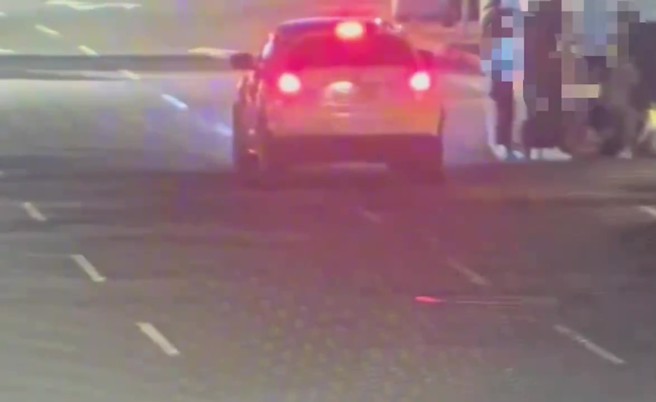 男子遭4人毆打後，被押上車帶走。（翻攝畫面）