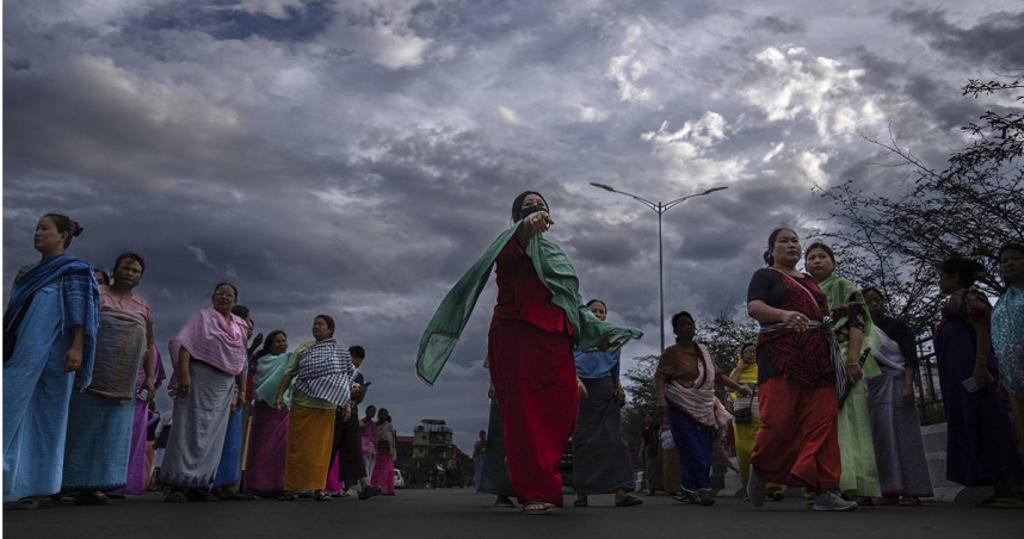印度5月爆发梅泰族与库基族之间的暴乱，造成至少130人死亡，6万人流离失所。图为梅泰族妇女组成的义警，在检查路过地车辆内是否有躲藏的库基族人。（图／达志／美联社）(photo:ChinaTimes)