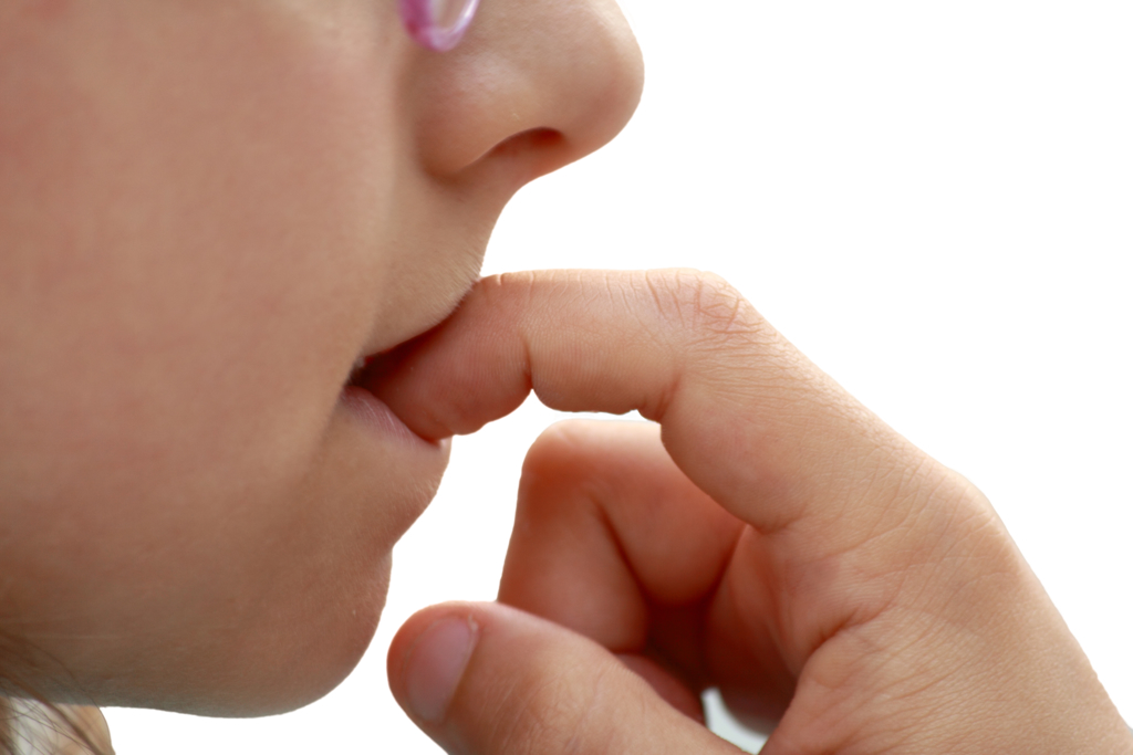 不少人有咬指甲的习惯，而新研究结果发现，只要轻触皮肤，就能戒掉这种习惯。（达志影像/Shutterstock）(photo:ChinaTimes)
