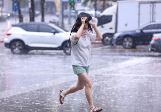 颱風杜蘇芮龜速移動再增肥！ 下周「紫爆大雨」區域曝