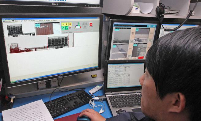 海关利用X光机检验，3次扫描才在注塑机中发现大量枪枝，成功阻止武器走私进入台湾。（图／报系资料照）