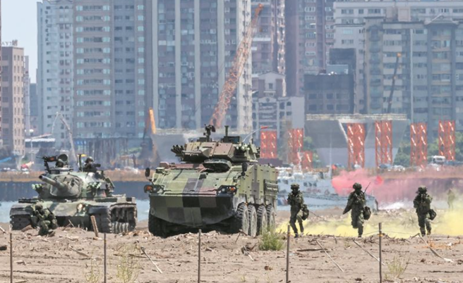 国军第3作战区昨日在北部地区海滩实施「联合反登陆作战操演」。(青年日报提供)