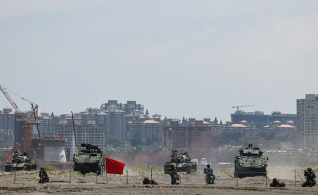 国军第3作战区昨日在北部地区海滩实施「联合反登陆作战操演」。(青年日报提供)