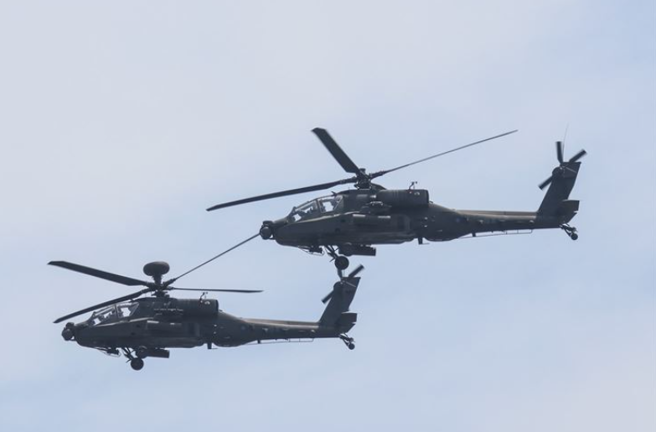 AH-64E阿帕契直升机用强大火力支援地面部队。(青年日报提供)