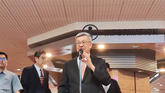行政院院長陳建仁今天出席亞太永續博覽會會前受訪時表示，相關的資訊，還有各界的意見，會列入參考。（林良齊攝）